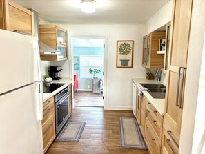 Geladeira, micro-ondas, fogão, cooktop