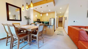 Condo, 3 habitaciones | Cocina privada | Refrigerador, microondas, horno y lavavajillas