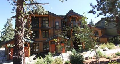 Solstice 18 Beautiful and Modern, Private Washer Dryer, Close to Eagle Lodge by RedAwning