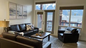 Smart TV, chimenea, futbolito y libros