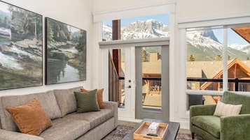 Smart TV, chimenea, futbolito y libros