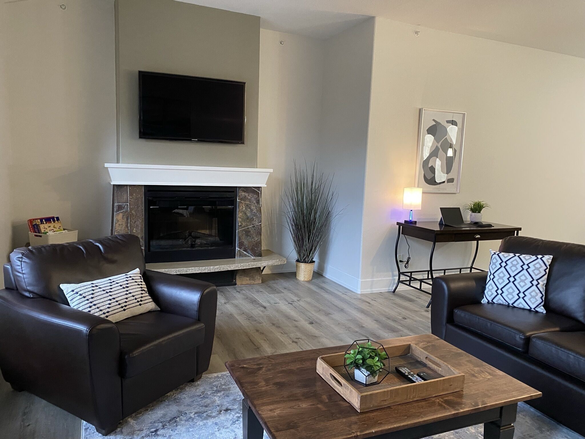 Luxury 3BR Penthouse with Amazing Views IndoorPool/HotTub, Undrgrnd Prkg