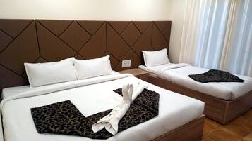 Deluxe Triple Room | Hypo-allergenic bedding, rollaway beds, bed sheets