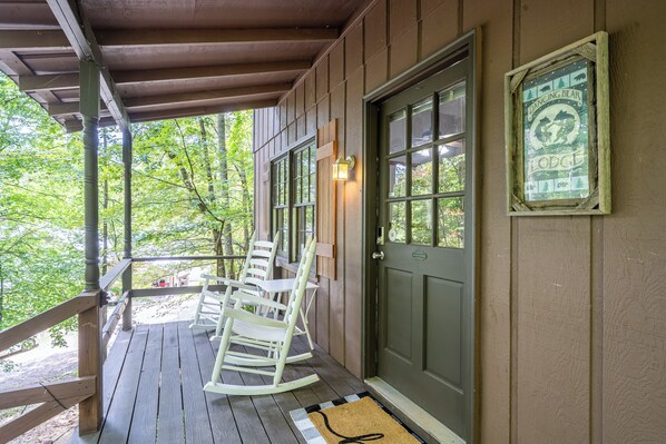 Property grounds - Dancing Bear Cabin – Family Friendly Mountain Getaway near Helen (Dancing Bear)