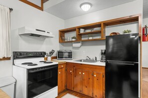 冷蔵庫、電子レンジ、オーブン、コンロ