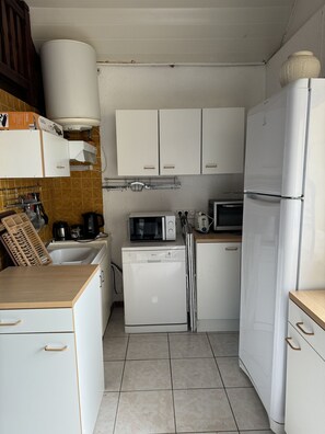 Réfrigérateur, four à micro-ondes, un four, surface de cuisson