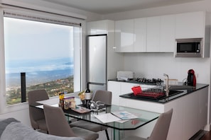 Frigorífico, microondas, placa de cocina y cafetera o tetera