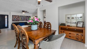 A dining area with a wooden table, chairs, a ceiling fan, and a potted plant. - 【3 Bedrooms/Firepit/Private Outdoor Dining Area /Local History Themed/Sleep... (Tampa)