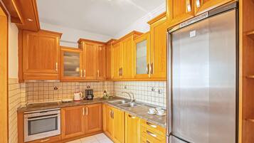 Fridge, oven, dishwasher, coffee/tea maker