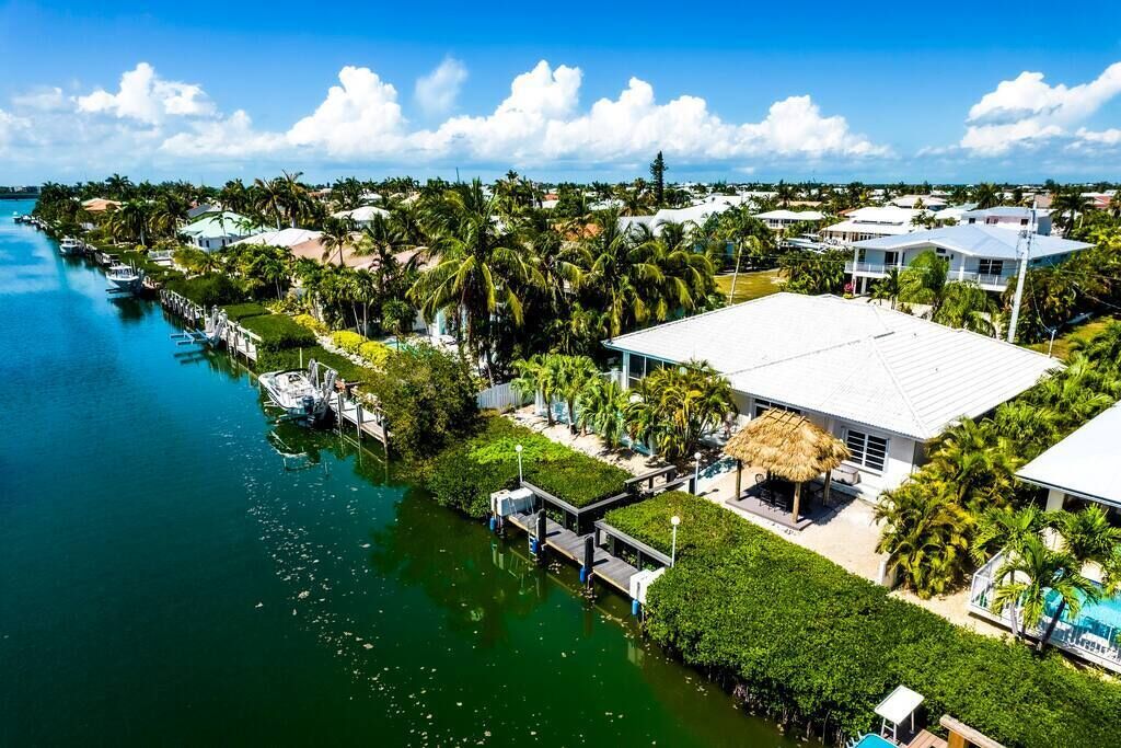 *Newly Renovated Single Family Home w/Private Pool