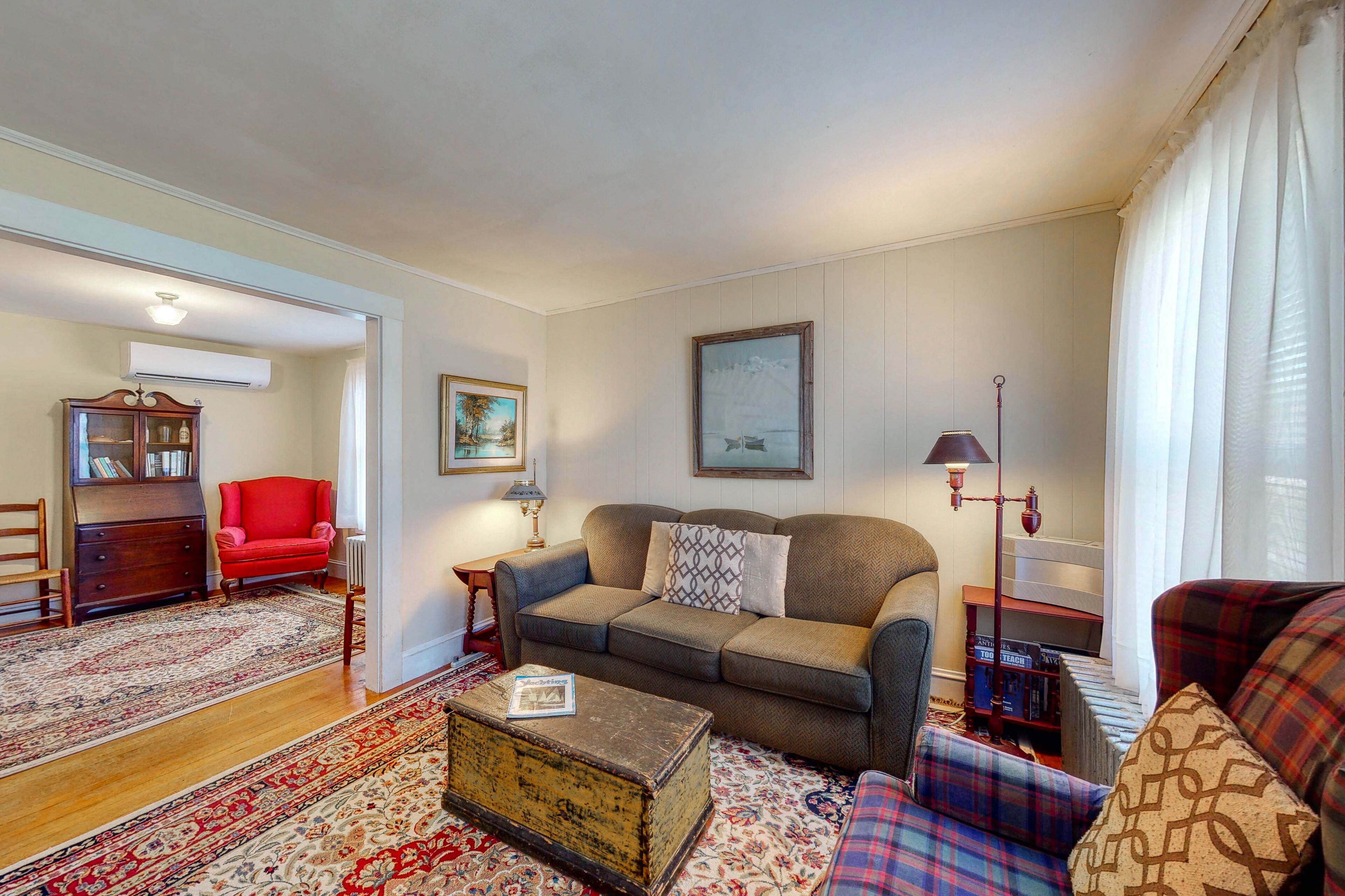 Classic bungalow close to bay & beach w/WiFi & private washer/dryer