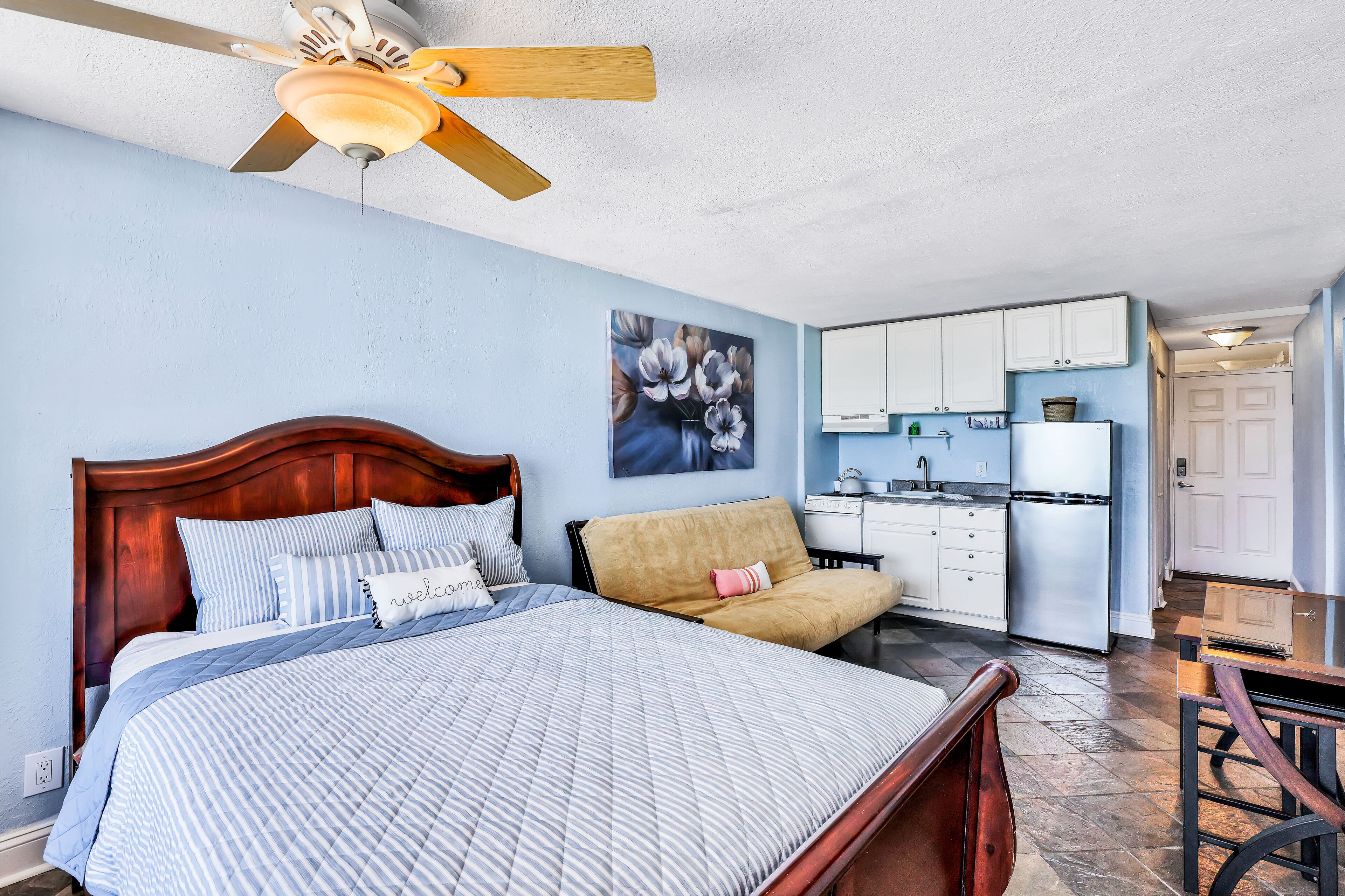 Oceanfront escape with kitchenette, pool, easy beach access, balcony & views