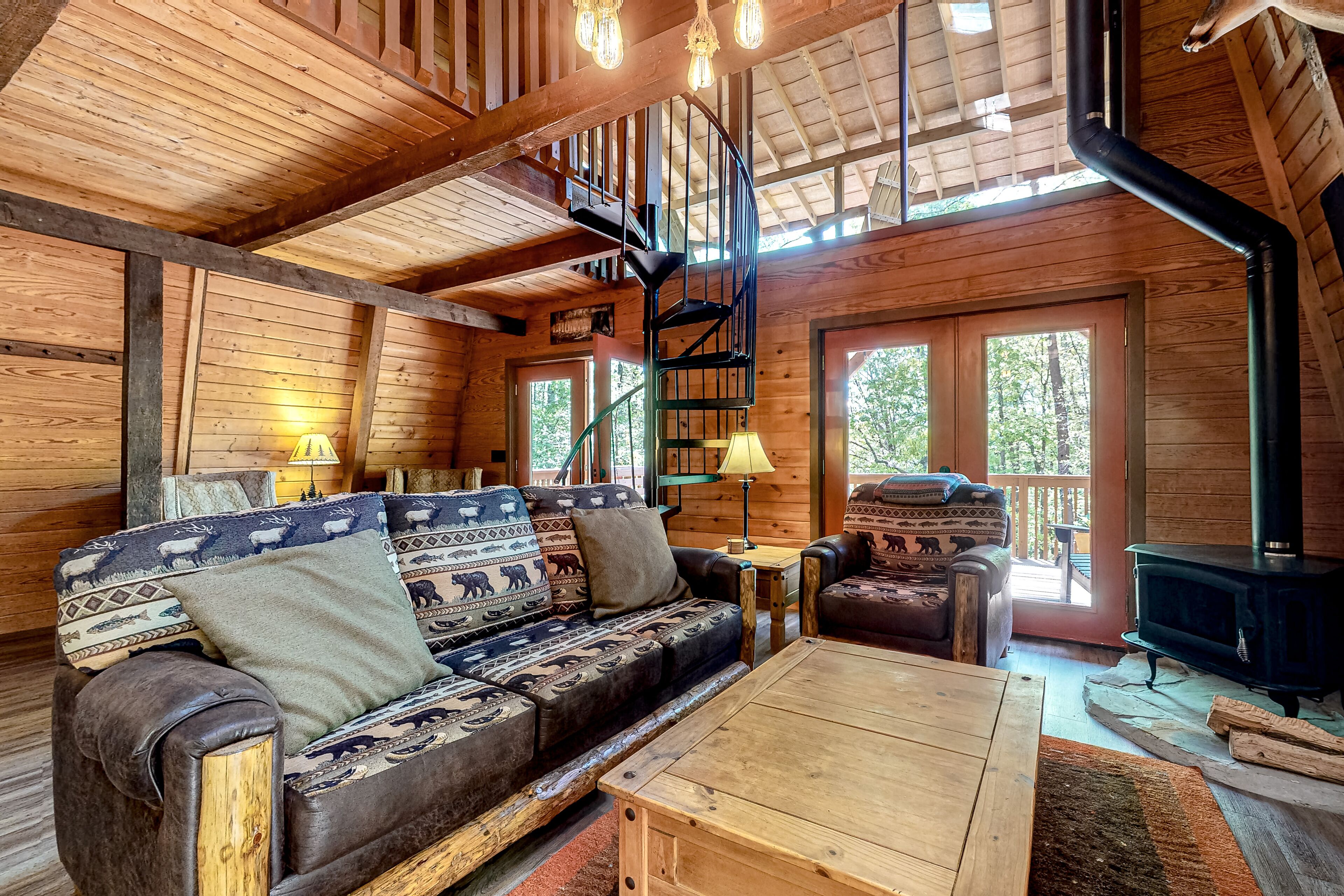 Stylish Helen Gem W/ Three Decks, Free WiFi, Full Kitchen & Firepit - Near Town!