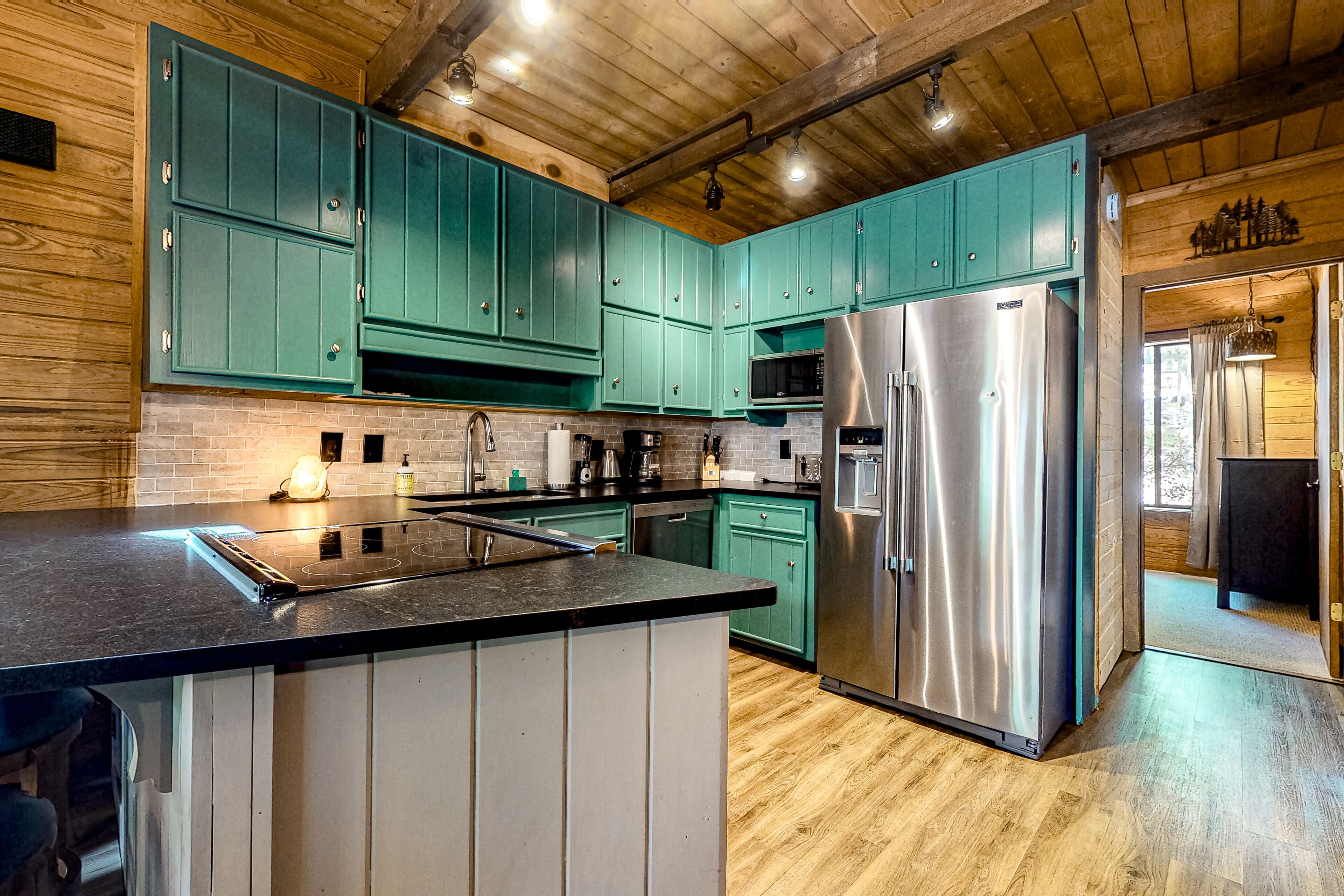 Stylish Helen Gem W/ Three Decks, Free WiFi, Full Kitchen & Firepit - Near Town!