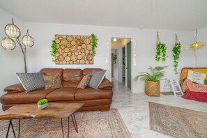 TV, fireplace - SALE! Dogs OK! Fenced yard near tacos & brews (Estes Park)