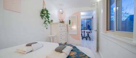 1 bedroom, desk, iron/ironing board, WiFi