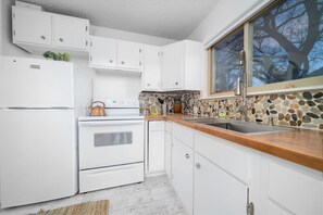 Fridge, microwave, oven, stovetop - SALE! Dogs OK! Fenced yard near tacos & brews (Estes Park)