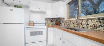 SALE! Dogs OK! Fenced yard near tacos & brews