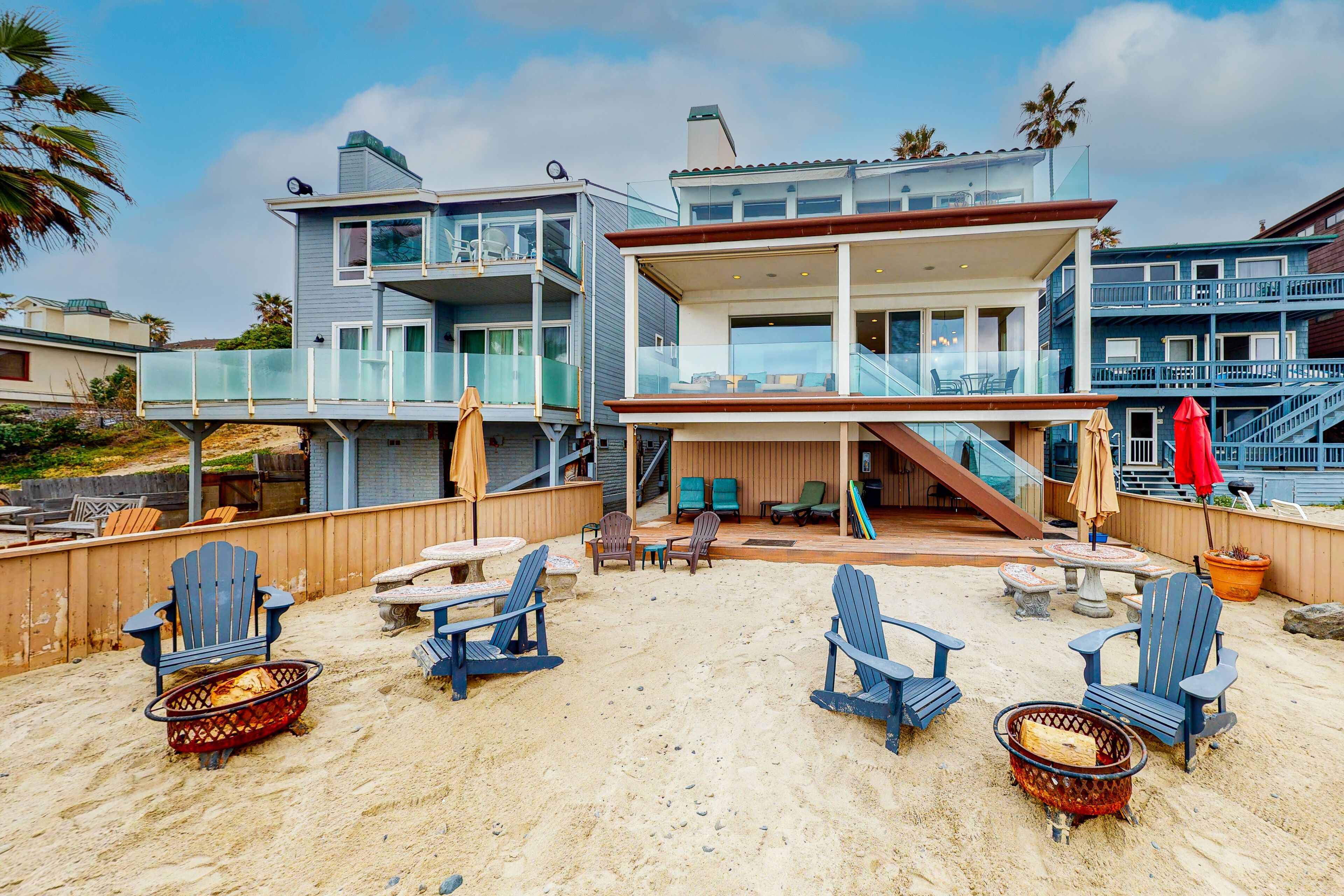 Luxury Beachfront Getaway: Stylish Home with Balcony, Firepit & Ocean Views
