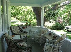 Terrace/patio - Summer Cottage - Bike to Lake Waramaug (New Preston Marble Dale)