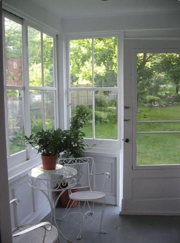 Interior - Summer Cottage - Bike to Lake Waramaug (New Preston Marble Dale)
