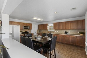 Dining - Exquisite Home for Vacation. (Spring)