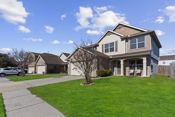 Exterior - Exquisite Home for Vacation. (Spring)