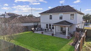 Exterior - Exquisite Home for Vacation. (Spring)