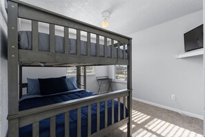 4 bedrooms, desk, WiFi