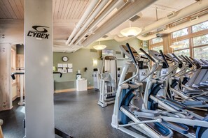 Fitness facility - Secluded delight with pools, private hot tub, & central AC (Black Butte Ranch)