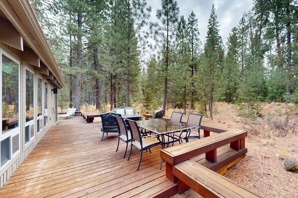 Outdoor dining - Secluded delight with pools, private hot tub, & central AC (Black Butte Ranch)