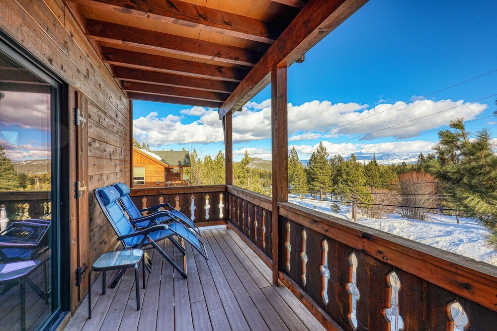 Condo w/ Beautiful Mountain View. Steps from Ski/Trails. Donner Lake. EV outlet
