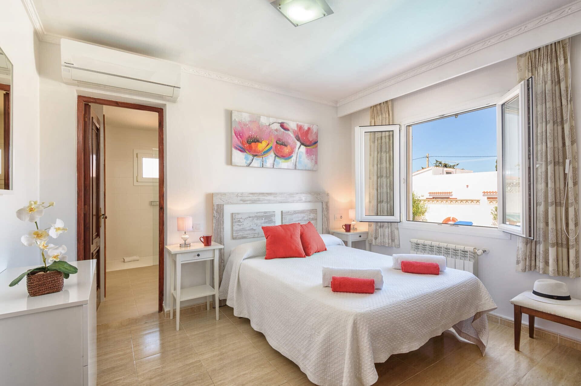 3 slaapkamers, een strijkplank/strijkijzer, gratis wifi, beddengoed