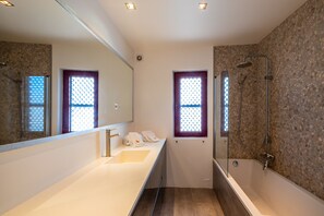 Baignoire, sèche-cheveux, savon, shampoing
