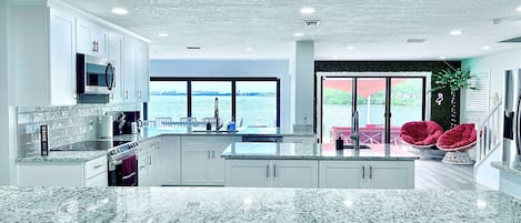 冷蔵庫、電子レンジ、オーブン、コンロ