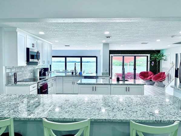 Fridge, microwave, oven, stovetop - The American Dream🇺🇸Walk to Beach🌴Launch Views🚀 (Cocoa Beach)