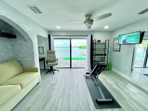 Interior - The American Dream🇺🇸Walk to Beach🌴Launch Views🚀 (Cocoa Beach)