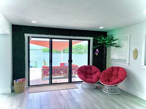 Smart TV, video games, DVD player, books - The American Dream🇺🇸Walk to Beach🌴Launch Views🚀 (Cocoa Beach)