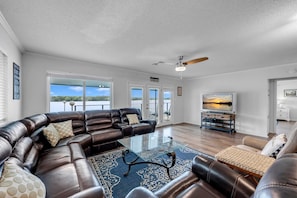 TV connectée, lecteur de DVD, espaces bureaux