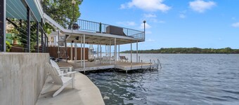 The Lookout- Lakefront w/ 2 Kitchens, Dock, Views