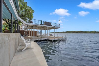 The Lookout- Lakefront w/ 2 Kitchens, Dock, Views
