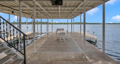 The Lookout- Lakefront w/ 2 Kitchens, Dock, Views
