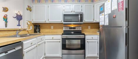 Jääkaappi, mikroaaltouuni, uuni, liesi