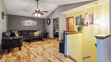 Smart TV, chimenea y futbolito