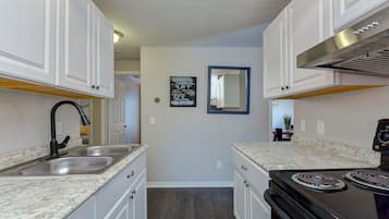 Coffee/tea maker, fridge, microwave, stovetop