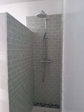 Dusche, Handtücher, Seife, Toilettenpapier
