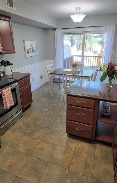 Charming 2 Bedroom 3 bathroom Townhouse, minutes from Saratoga Springs!