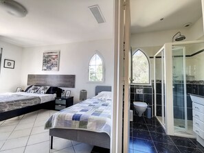 4 Schlafzimmer, Zimmersafe, Schreibtisch, Bügeleisen/Bügelbrett