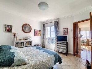 4 bedrooms, in-room safe, desk, iron/ironing board