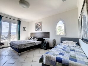 4 chambres, coffre-fort, bureau, fer et planche à repasser